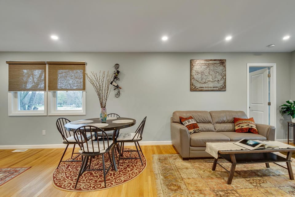Living room, Seating area, Dining area