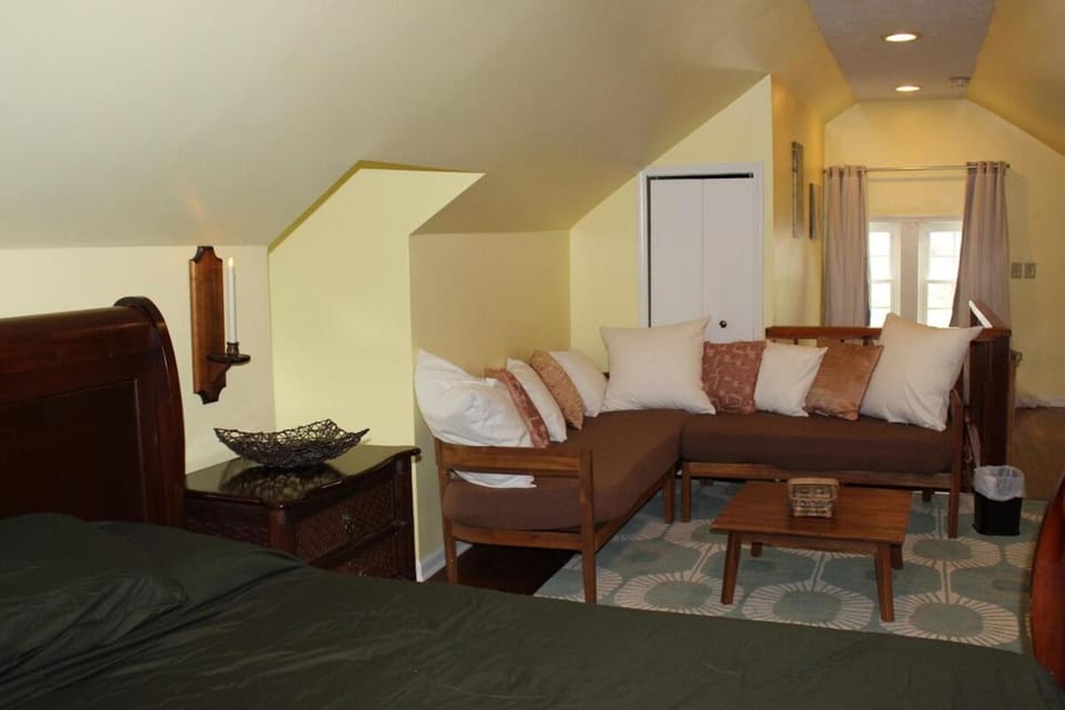 Bed, Seating area, Bedroom