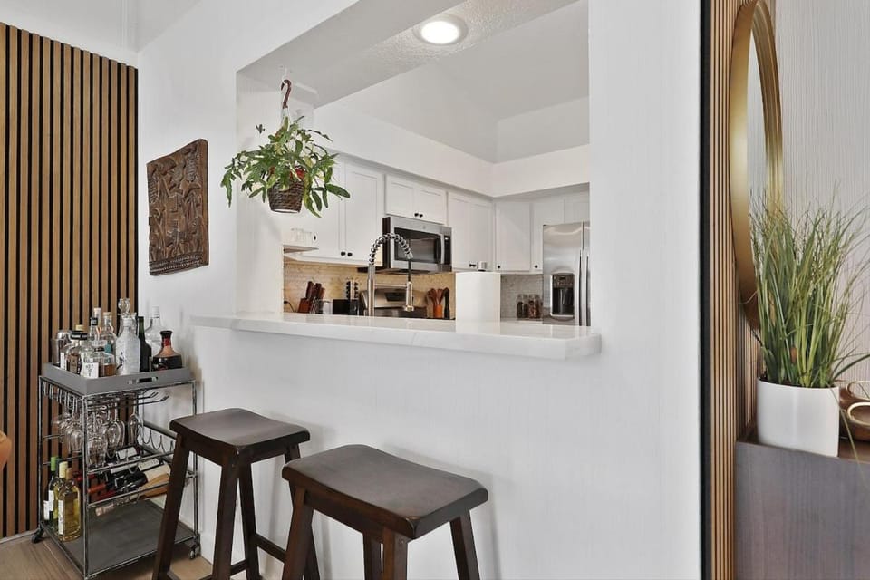 RARE Poolside - LUXE 1BR King, Pool, EV station House in Palm Desert