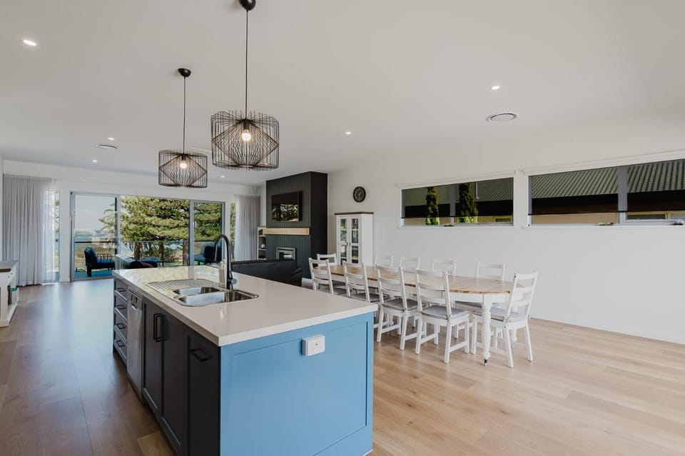 The Dual Family Entertainer 9 Esplanade Victor Harbor - Linen Included - Luxury - Seafront House in Victor Harbor
