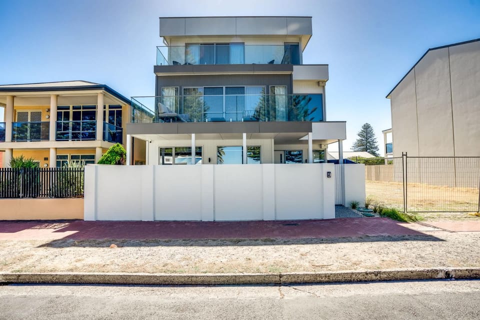 The Dual Family Entertainer 9 Esplanade Victor Harbor - Linen Included - Luxury - Seafront House in Victor Harbor