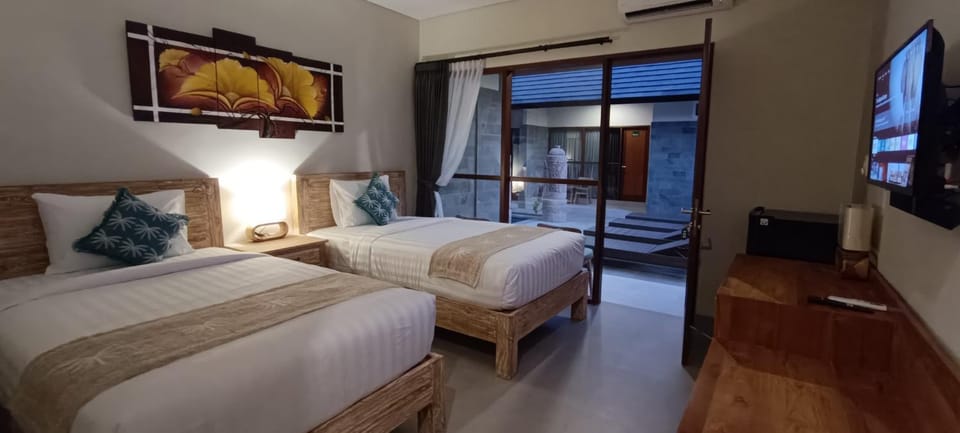 Bed, TV and multimedia, Photo of the whole room, Bedroom