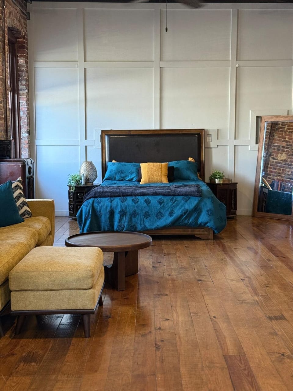 Bed, Seating area, Bedroom