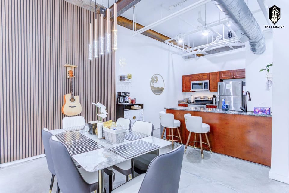 Kitchen or kitchenette, Living room, Seating area, Dining area, oven, stove