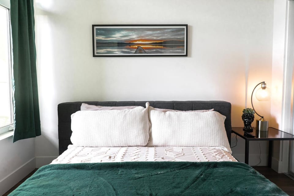 Bright & Stylish 1-Bedroom, Walk to Netflix, Perfect for Long Stays FREE PARKING Apartment in Hollywood