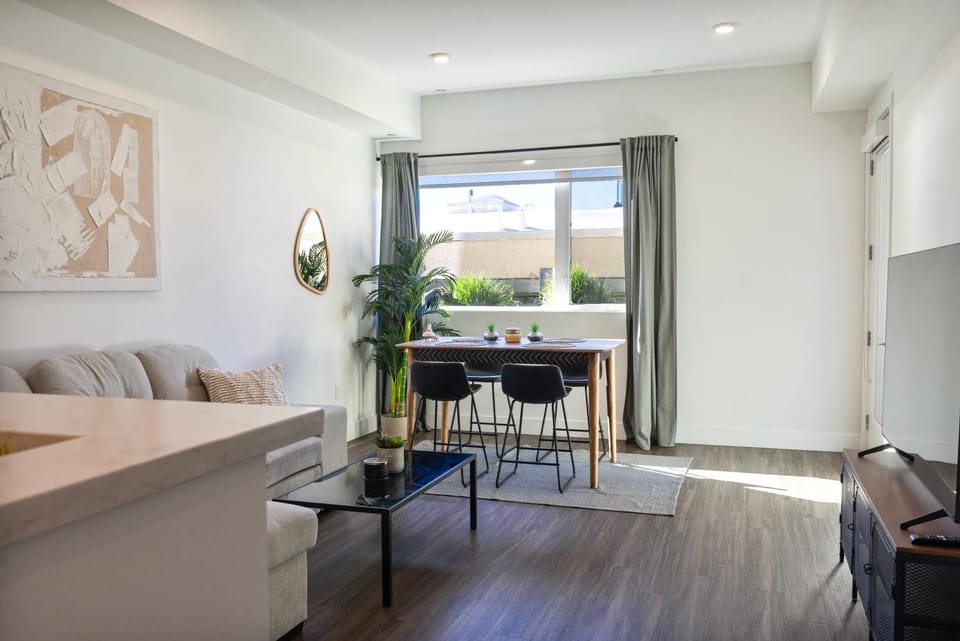 Bright & Stylish 1-Bedroom, Walk to Netflix, Perfect for Long Stays FREE PARKING Apartment in Hollywood