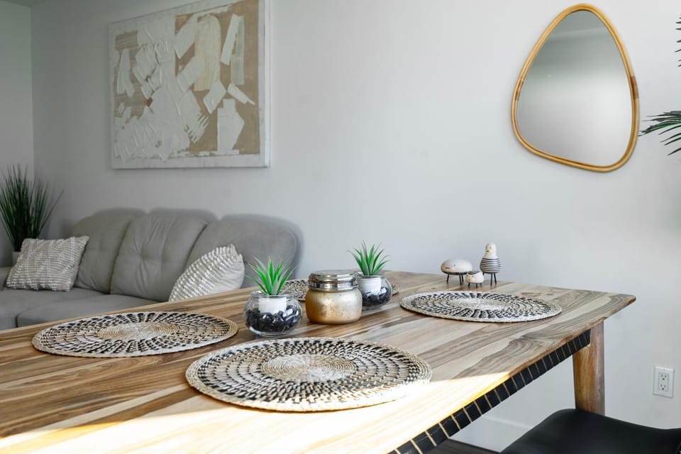 Bright & Stylish 1-Bedroom, Walk to Netflix, Perfect for Long Stays FREE PARKING Apartment in Hollywood