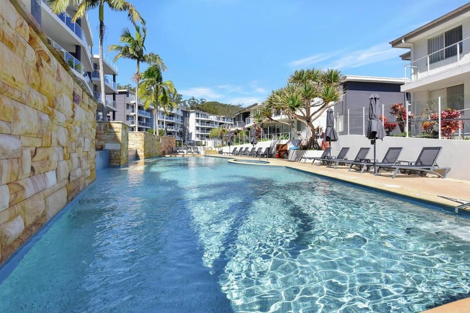 Day, Swimming pool, sunbed