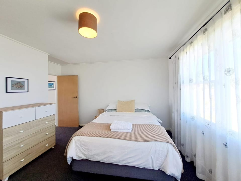 Bed, Bedroom, towels, wardrobe