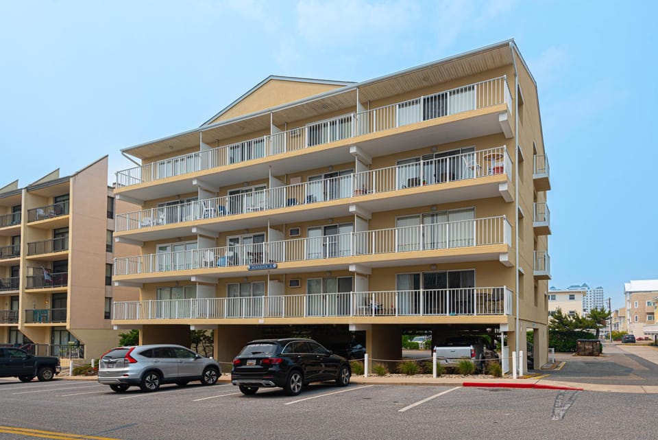 Ocean view renovated condo with balcony House in Ocean City