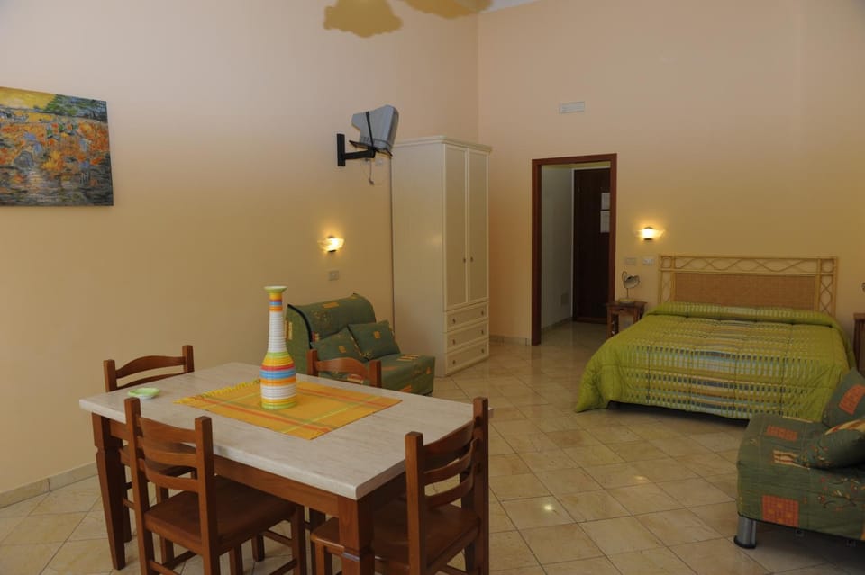 Kitchen or kitchenette, Living room, Seating area, Dining area, Bedroom