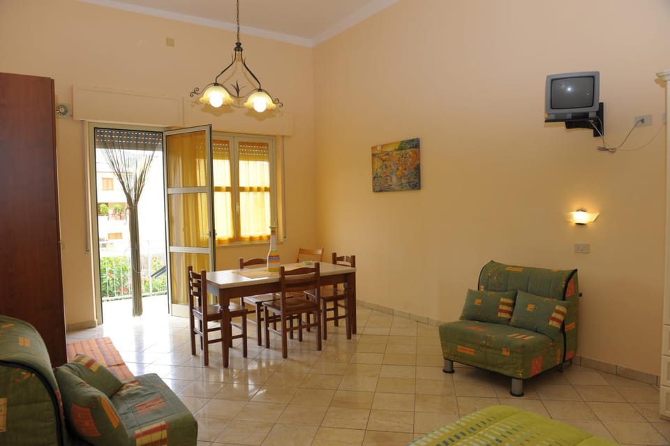 Kitchen or kitchenette, Living room, Seating area, Dining area