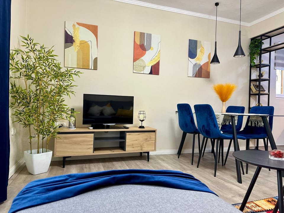 Communal lounge/ TV room, TV and multimedia, Living room, Seating area, Dining area, Evening entertainment