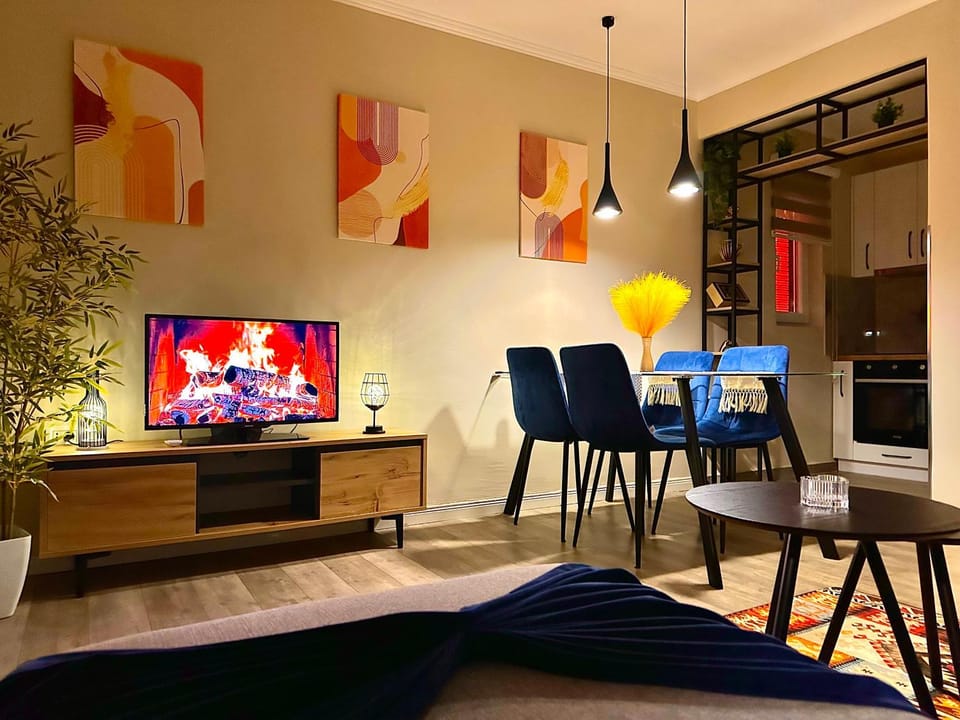 Communal lounge/ TV room, TV and multimedia, Living room, Seating area, Dining area, Evening entertainment