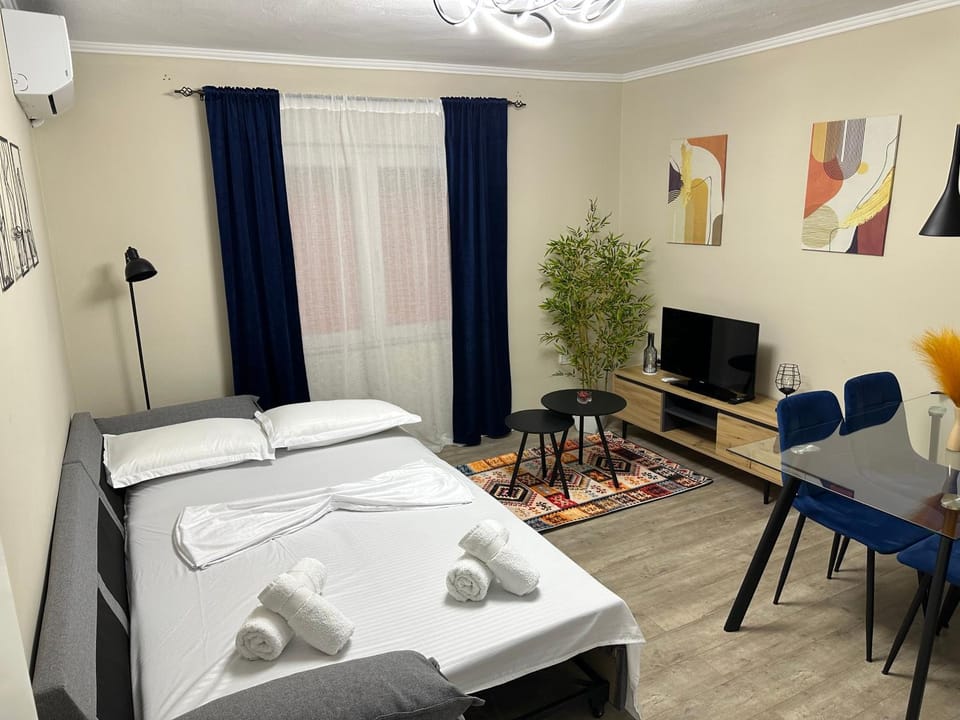 Bed, TV and multimedia, Living room, Photo of the whole room, Seating area, Evening entertainment