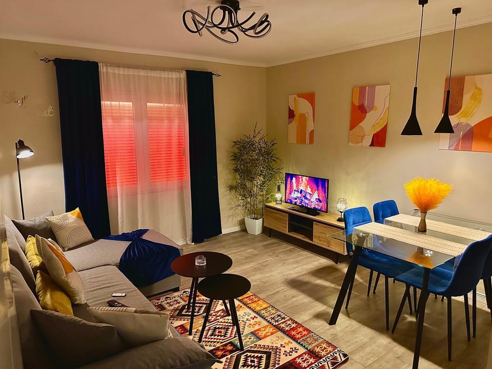 Communal lounge/ TV room, TV and multimedia, Living room, Seating area, Evening entertainment