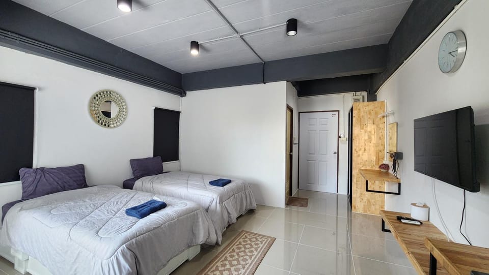 Bed, TV and multimedia, Photo of the whole room, Bedroom