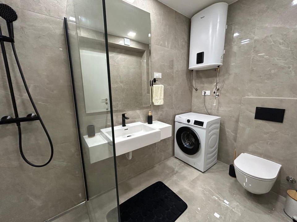 Shower, Toilet, Bathroom, towels, washing machine
