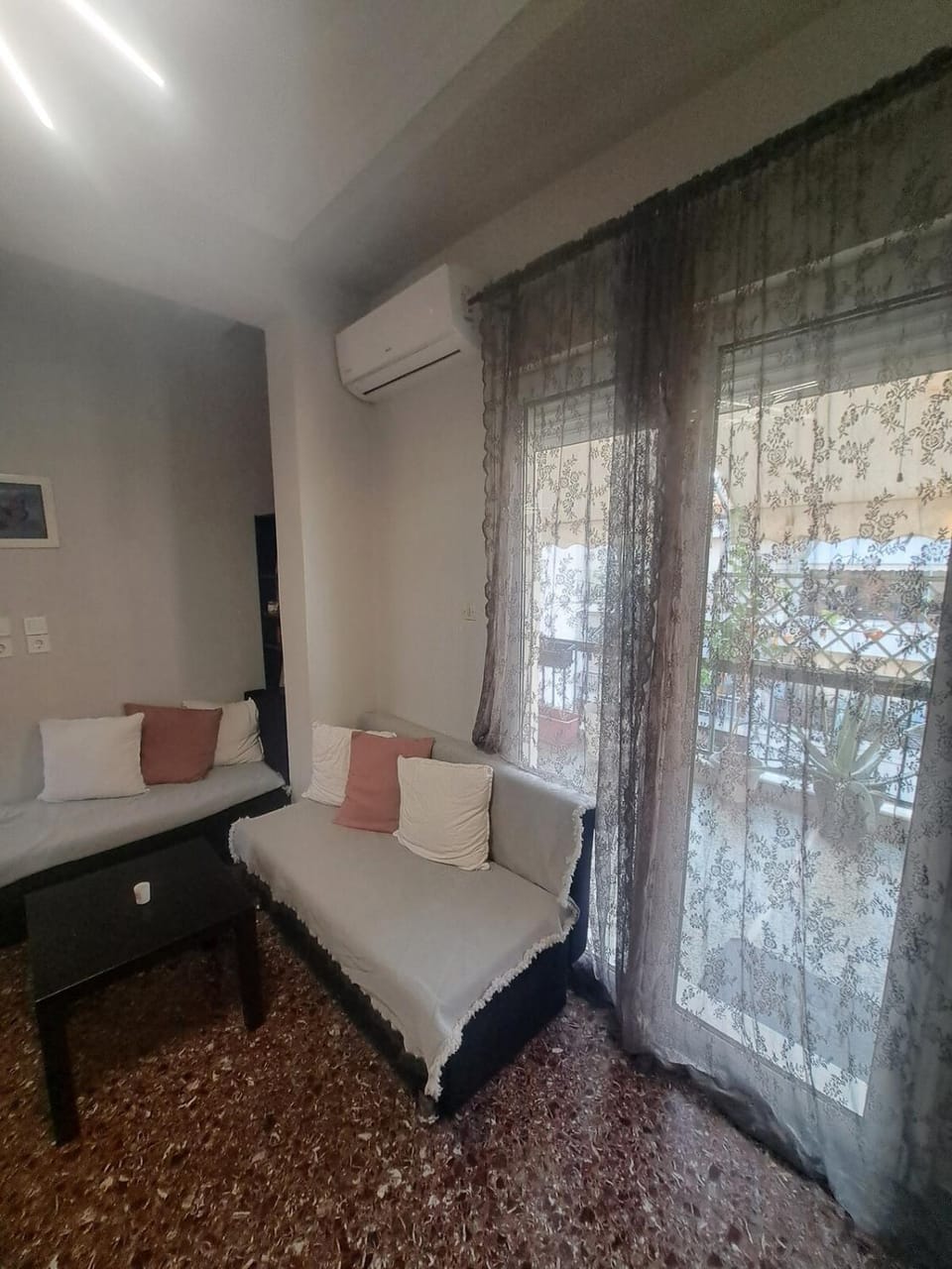 Seating area, air conditioner