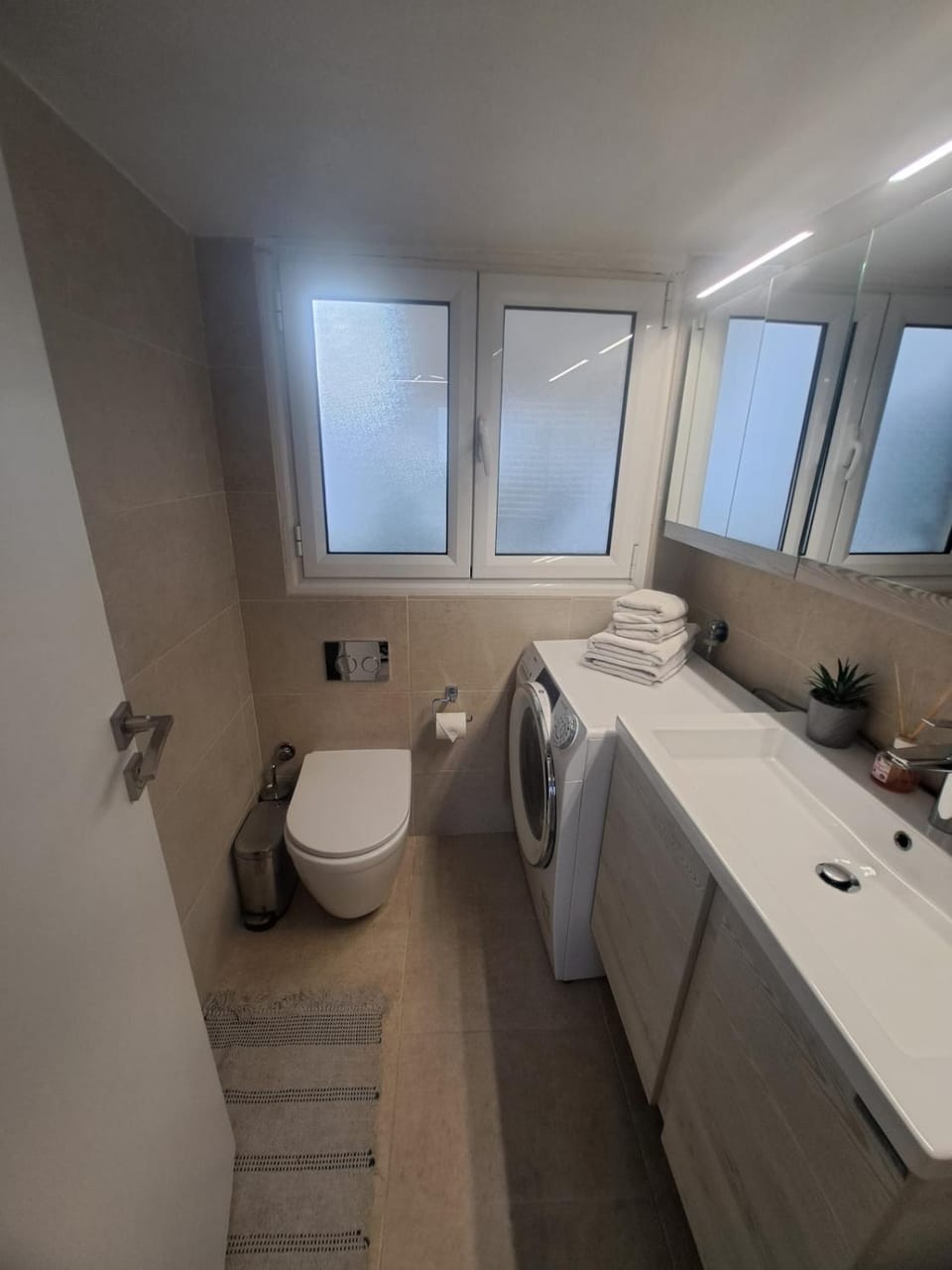 Toilet, Bathroom, towels