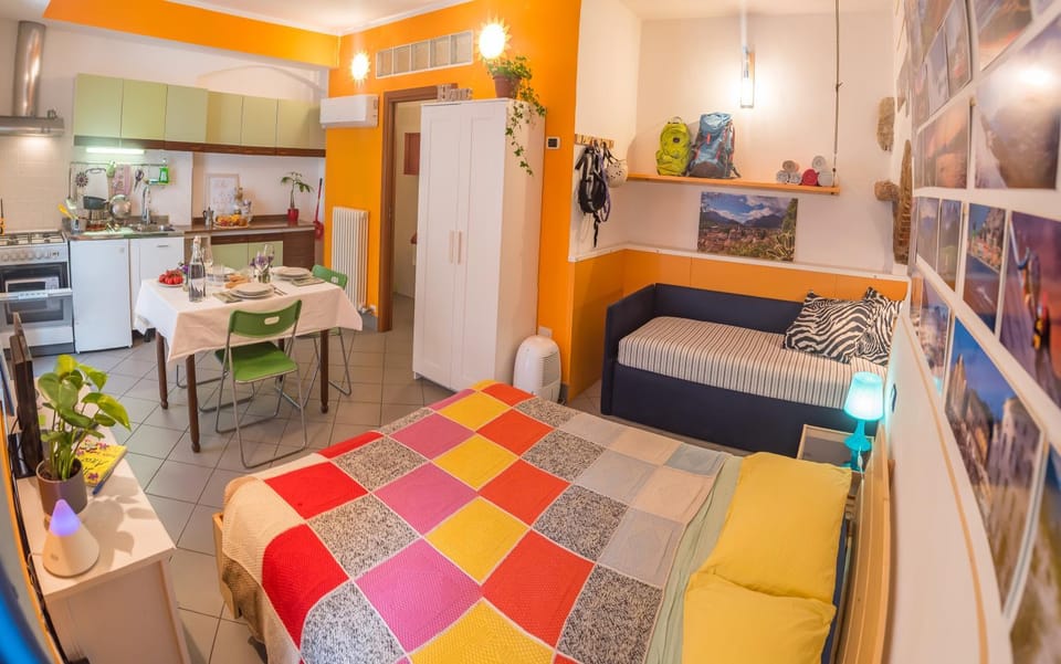 Photo of the whole room, Seating area