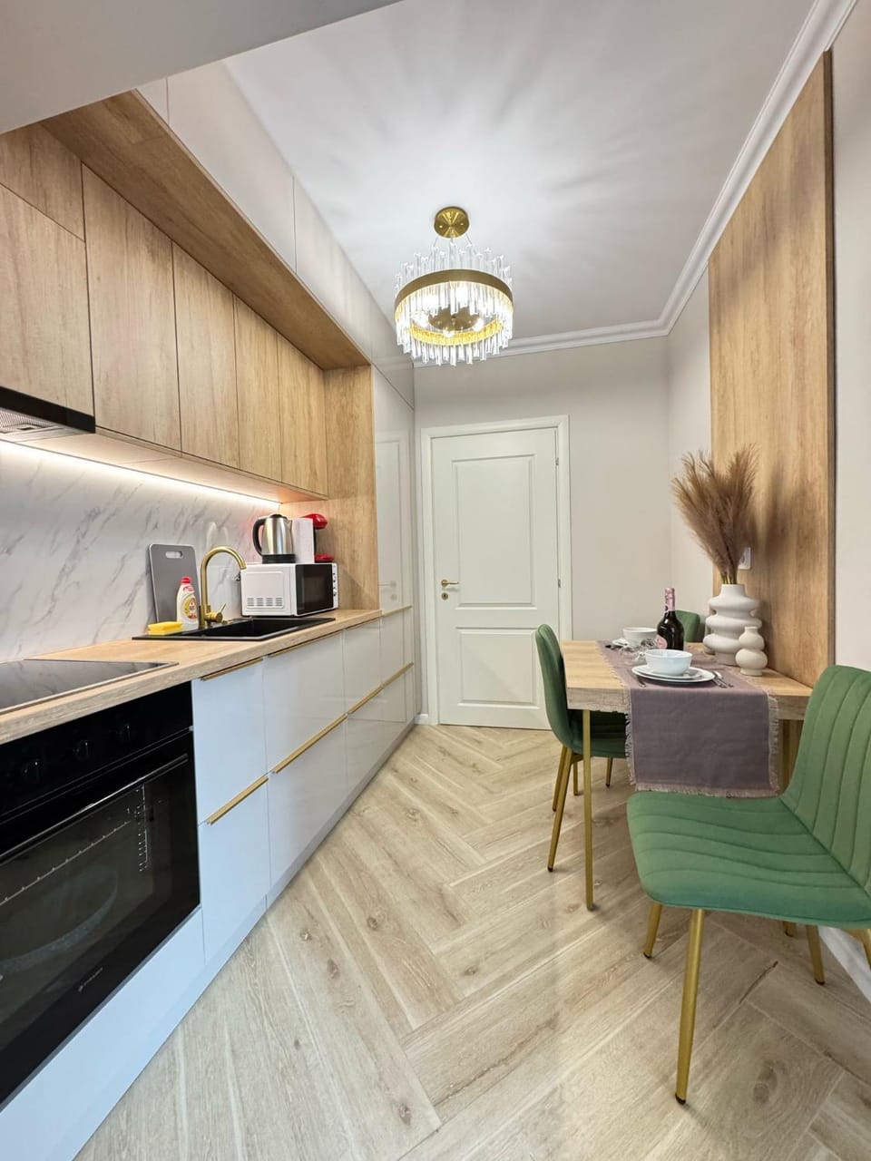 Coffee/tea facilities, Kitchen or kitchenette, Living room, Food and drinks, Seating area, Dining area, oven, stove