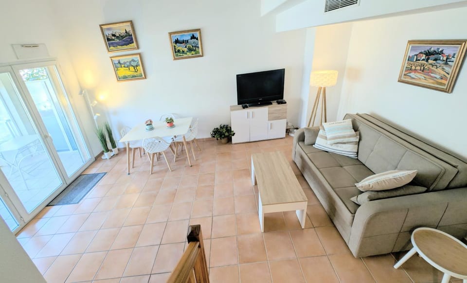 Communal lounge/ TV room, Living room
