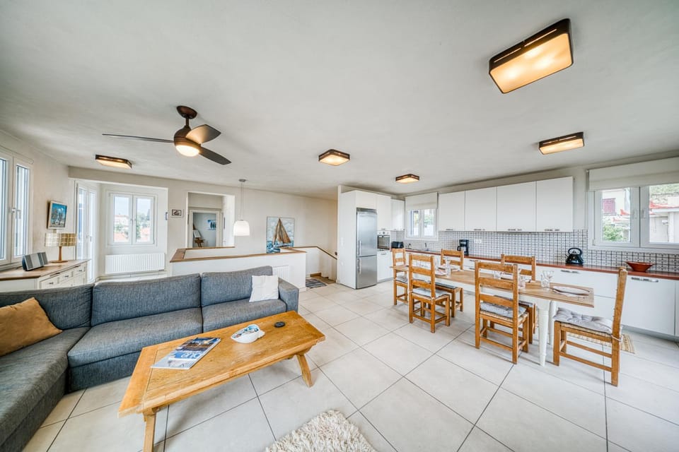 Kitchen or kitchenette, Living room, Seating area, Dining area