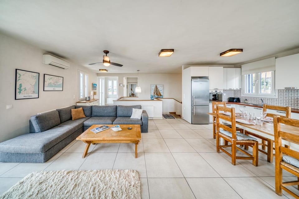 Kitchen or kitchenette, Seating area