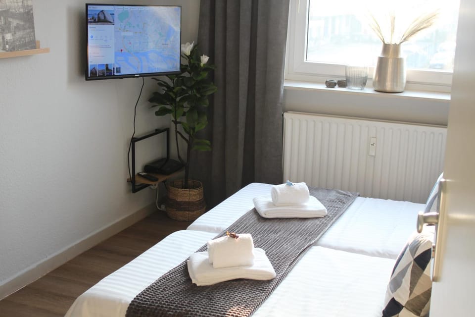 Bed, TV and multimedia, Photo of the whole room, Bedroom, internet, towels