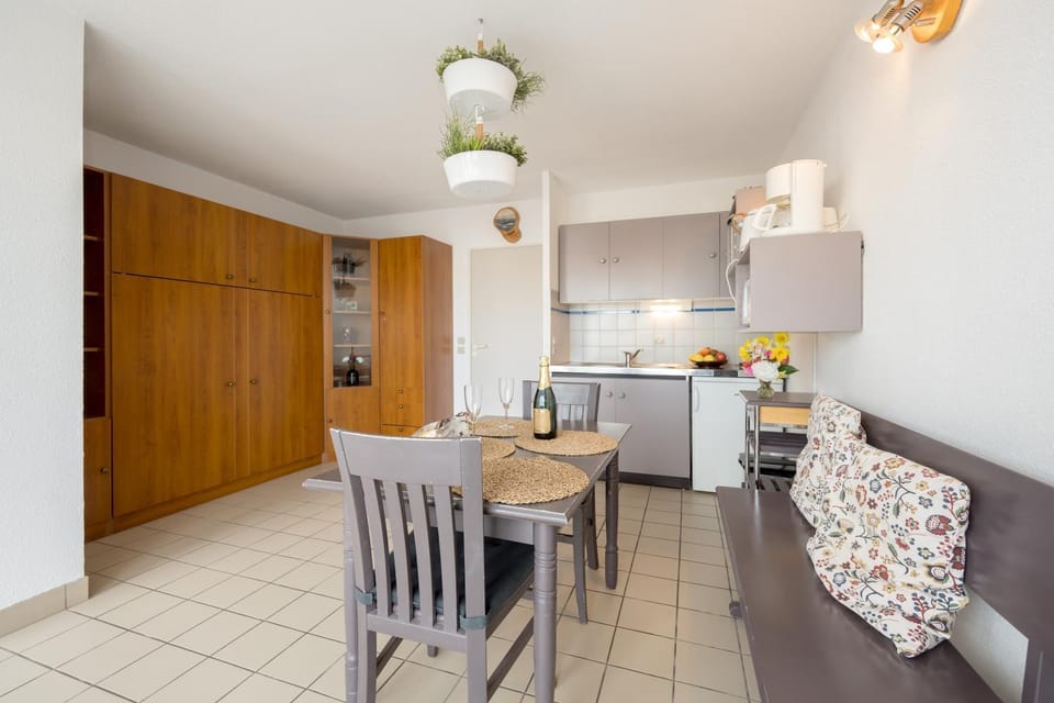 Kitchen or kitchenette, Living room, Dining area