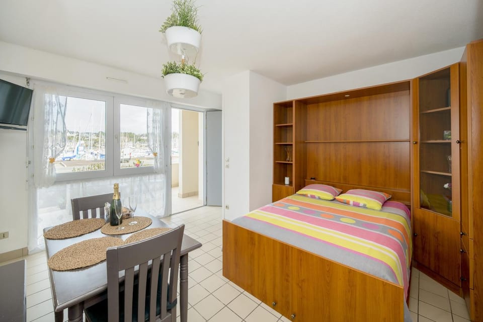 Bed, Living room