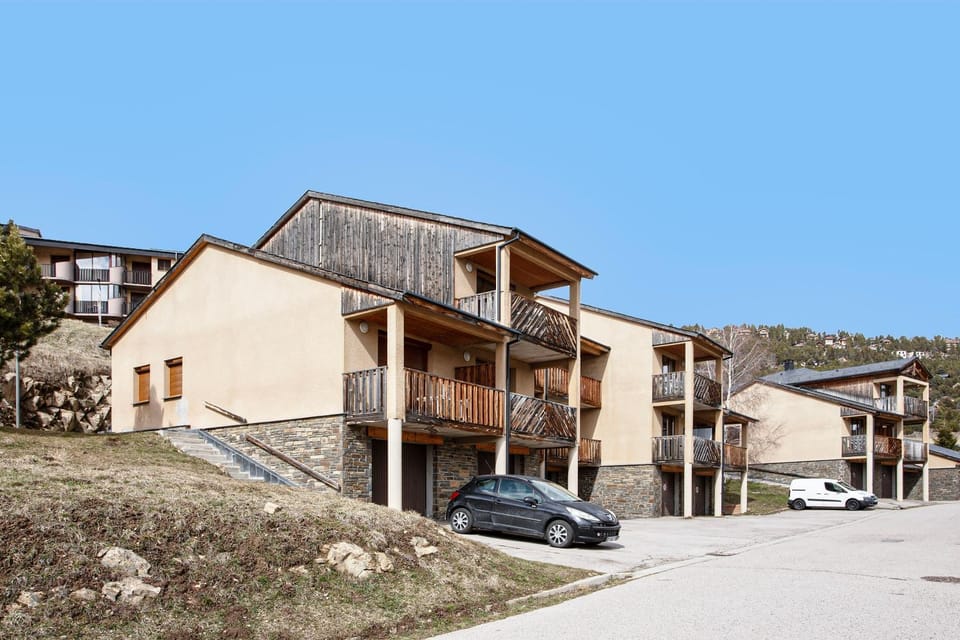 Property building, Neighbourhood