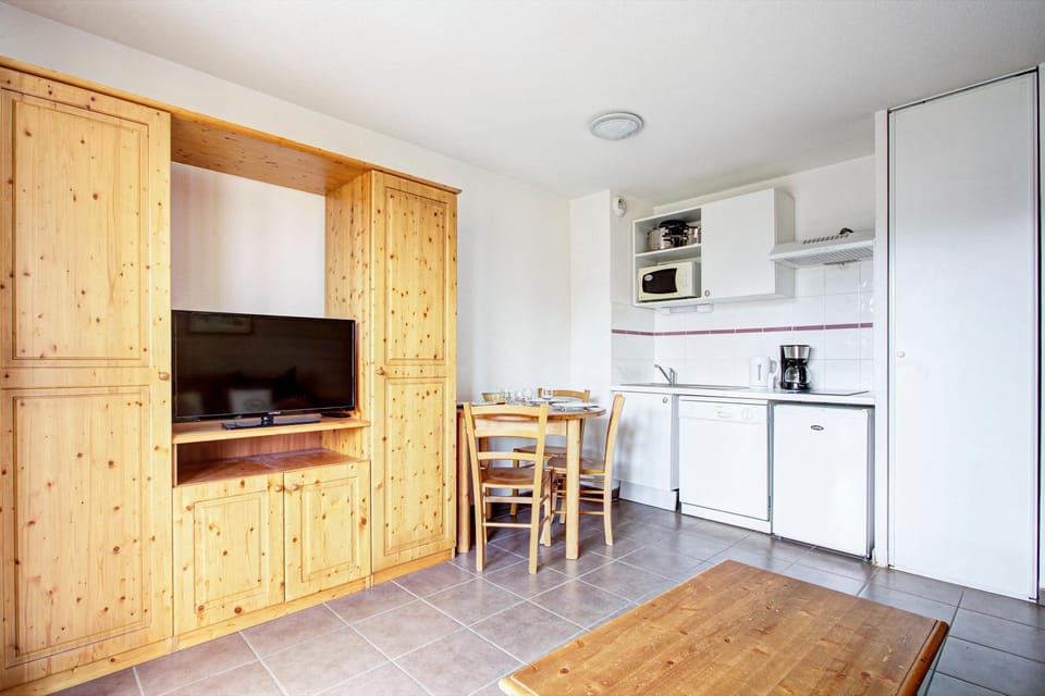 Kitchen or kitchenette, Dining area, stove