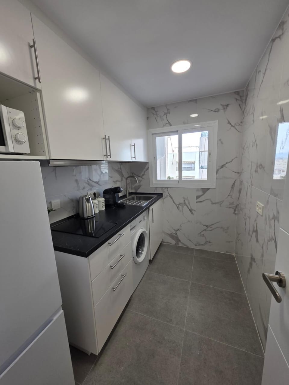 Kitchen or kitchenette, minibar