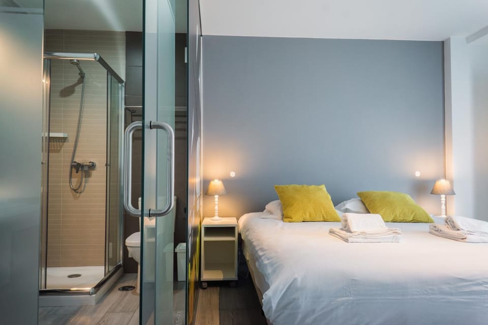 Photo of the whole room, Bedroom, Street view