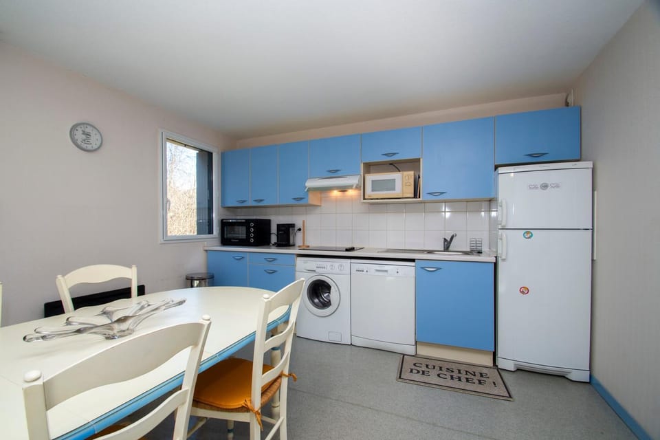 Kitchen or kitchenette, Dining area, stove