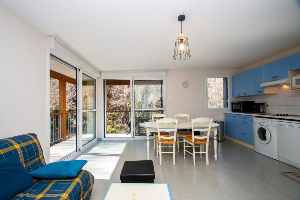 Kitchen or kitchenette, Dining area, stove