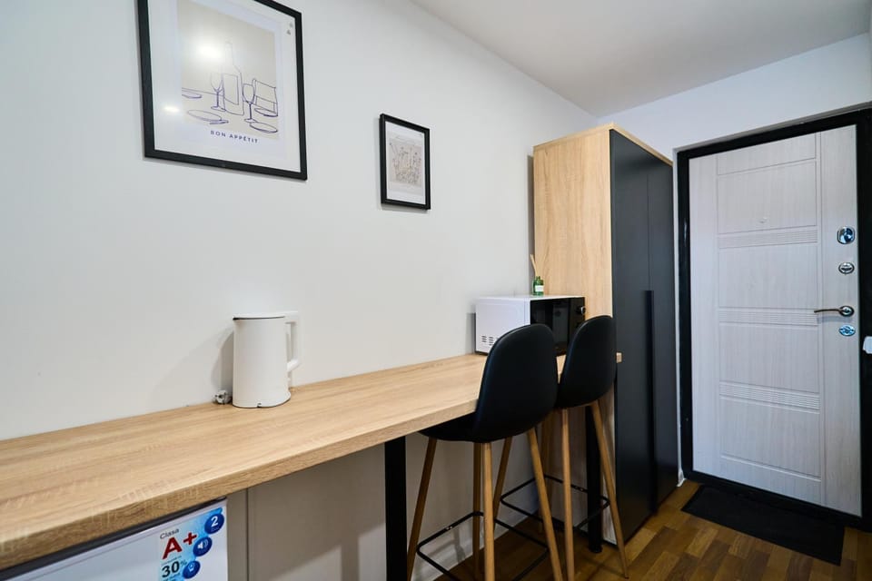Coffee/tea facilities, Dining area, wardrobe