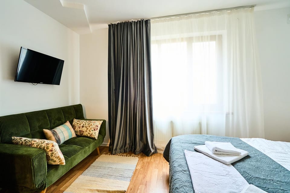 Bed, TV and multimedia, Photo of the whole room, Bedroom, towels