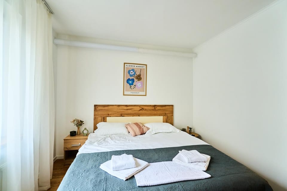 Bed, Bedroom, towels
