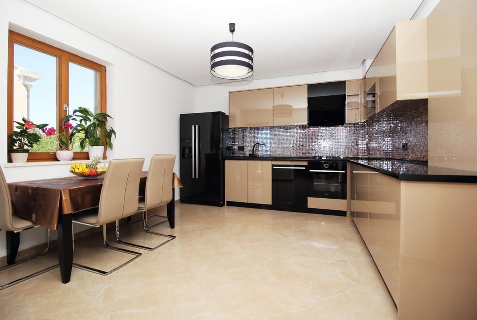 Kitchen or kitchenette, Dining area