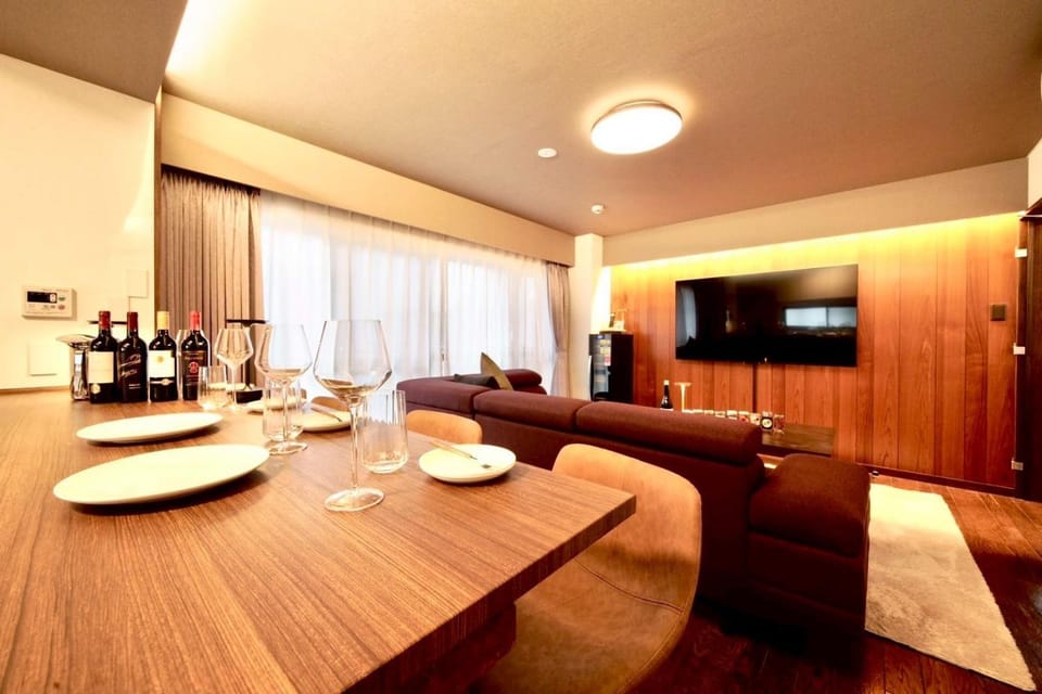 TV and multimedia, Living room, Food and drinks, Dining area, Evening entertainment, Alcoholic drinks