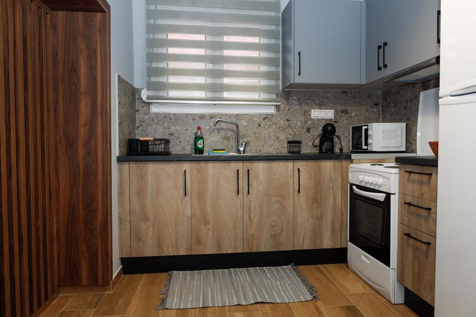 Coffee/tea facilities, Kitchen or kitchenette, oven, stove