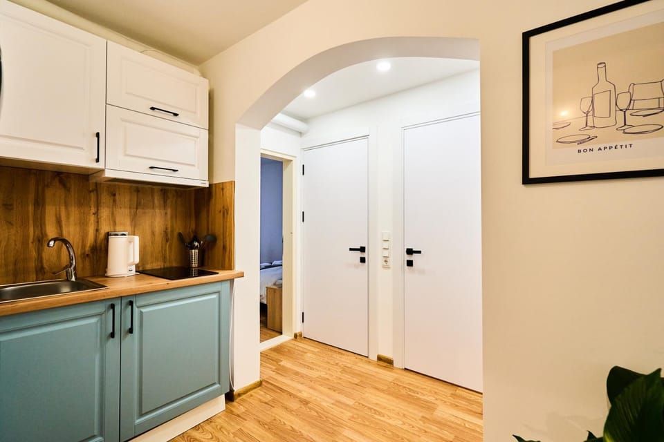 Coffee/tea facilities, Kitchen or kitchenette, stove