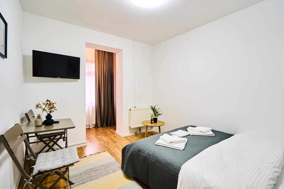 Bed, TV and multimedia, Bedroom, towels