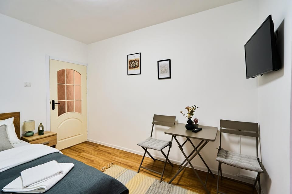 Bed, TV and multimedia, Bedroom