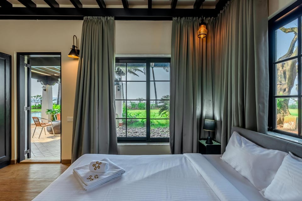 Bed, Bedroom, towels