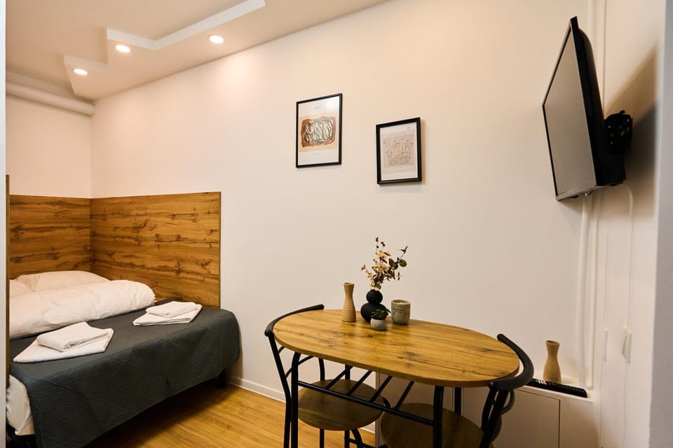 Bed, TV and multimedia, Photo of the whole room, Bedroom