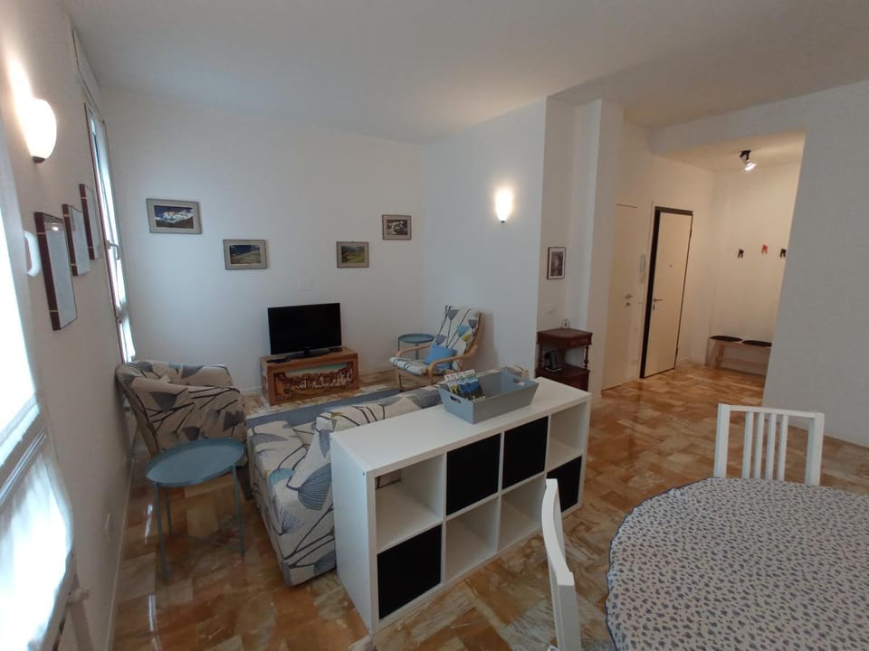 Facade/entrance, TV and multimedia, Living room